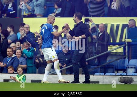 Everton, Regno Unito. 15th maggio 2022. Richarlison di Everton festeggia con il suo manager Frank Lampard dopo il loro obiettivo del 1st. Premier League match, Everton contro Brentford al Goodison Park di Liverpool domenica 15th maggio 2022. Questa immagine può essere utilizzata solo per scopi editoriali. Solo per uso editoriale, licenza richiesta per uso commerciale. Nessun uso in scommesse, giochi o un singolo club / campionato / giocatori pubblicazioni. pic di Chris Stading/Andrew Orchard sport fotografia/Alamy Live news credito: Andrew Orchard sport fotografia/Alamy Live News Foto Stock