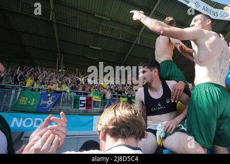 NIJMEGEN - Fortuna Sittard i giocatori incoraggiano i tifosi dopo la partita olandese Eredivie tra NEC e Fortuna Sittard a De Goffert il 15 maggio 2022 a Nijmegen, Olanda. ANP JEROEN PUTMANS Foto Stock