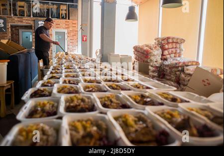 Kharkiv, Ucraina. 15th maggio 2022. Volontari dell'industria della ristorazione di Kharkiv, che preparano cibo per le persone bisognose, che hanno perso il reddito o la positività di cucinare, a seguito dell'invasione russa e della distruzione della città. I volontari fanno migliaia di porzioni ogni giorno. Credit: Gusty/Alamy Live News Credit: Gusty/Alamy Live News Foto Stock