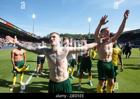 NIJMEGEN - Fortuna Sittard i giocatori incoraggiano i tifosi dopo la partita olandese Eredivie tra NEC e Fortuna Sittard a De Goffert il 15 maggio 2022 a Nijmegen, Olanda. ANP JEROEN PUTMANS Foto Stock