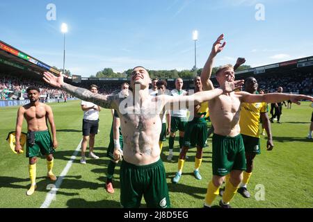 NIJMEGEN - Fortuna Sittard i giocatori incoraggiano i tifosi dopo la partita olandese Eredivie tra NEC e Fortuna Sittard a De Goffert il 15 maggio 2022 a Nijmegen, Olanda. ANP JEROEN PUTMANS Foto Stock