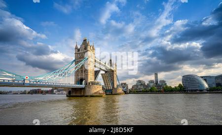il ponte a torre aperto di londra contro un cielo drammatico Foto Stock
