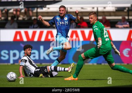 ALMELO, PAESI BASSI - MAGGIO 15: Bilal Basacikoglu di Eracle Almelo non può impedire che Aaron Meijers di Sparta Rotterdam dia un aiuto a Lennart Thy di Sparta Rotterdam (non nella foto) Chi segnerà il 0-2 durante la partita olandese Eredivie tra Heracles Almelo e Sparta allo Stadion Erve Asito il 15 maggio 2022 ad Almelo, Olanda (Foto di ben Gal/Orange Pictures) Foto Stock