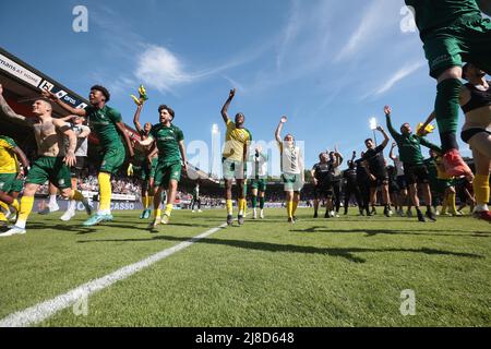 NIJMEGEN - Fortuna Sittard i giocatori incoraggiano i tifosi dopo la partita olandese Eredivie tra NEC e Fortuna Sittard a De Goffert il 15 maggio 2022 a Nijmegen, Olanda. ANP JEROEN PUTMANS Foto Stock