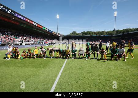 NIJMEGEN - Fortuna Sittard i giocatori incoraggiano i tifosi dopo la partita olandese Eredivie tra NEC e Fortuna Sittard a De Goffert il 15 maggio 2022 a Nijmegen, Olanda. ANP JEROEN PUTMANS Foto Stock