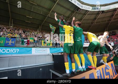 NIJMEGEN - Fortuna Sittard i giocatori incoraggiano i tifosi dopo la partita olandese Eredivie tra NEC e Fortuna Sittard a De Goffert il 15 maggio 2022 a Nijmegen, Olanda. ANP JEROEN PUTMANS Foto Stock