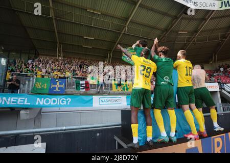 NIJMEGEN - Fortuna Sittard i giocatori incoraggiano i tifosi dopo la partita olandese Eredivie tra NEC e Fortuna Sittard a De Goffert il 15 maggio 2022 a Nijmegen, Olanda. ANP JEROEN PUTMANS Foto Stock