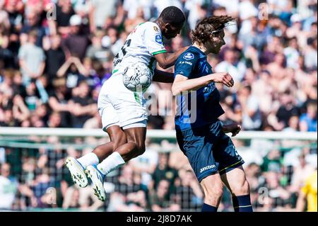 GRONINGEN - (lr) Neraysho Kasanwirjo del FC Groningen, Roberts Uldrikis del SC Cambuur durante la partita olandese Eredivie tra il FC Groningen e il SC Cambuur allo stadio di Euroborg il 15 maggio 2022 a Groningen, Paesi Bassi. LASKER COR ANP Foto Stock