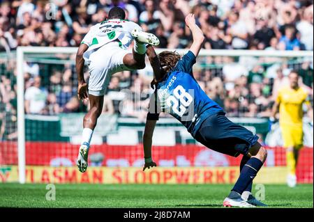 GRONINGEN - (lr) Neraysho Kasanwirjo del FC Groningen, Roberts Uldrikis del SC Cambuur durante la partita olandese Eredivie tra il FC Groningen e il SC Cambuur allo stadio di Euroborg il 15 maggio 2022 a Groningen, Paesi Bassi. LASKER COR ANP Foto Stock