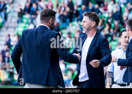 GRONINGEN - (lr) l'assistente allenatore di SC Cambuur Pascal Bosspoelt, SC Cambuur, il capo allenatore provvisorio Dennis Haar celebra la vittoria durante la partita olandese Eredivie tra FC Groningen e SC Cambuur allo stadio di Euroborg il 15 maggio 2022 a Groningen, Paesi Bassi. LASKER COR ANP Foto Stock