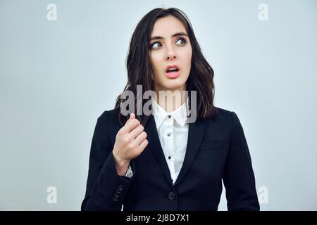 Bella giovane avvocato indossare gonna nera, tradizionale andina con  Camicetta Collana, ponendo permanente per la telecamera, viso grave Foto  stock - Alamy