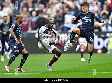 Londra UK 15th maggio 2022. Michail Antonio (West Ham) e Joao Cancelo (Manchester City) durante la partita West Ham vs Manchester City Premier League al London Stadium Stratford.Credit: Martin Dalton/Alamy Live News. Questa immagine è solo PER USO EDITORIALE. Licenza richiesta dal Football DataCo per qualsiasi altro utilizzo. Credit: MARTIN DALTON/Alamy Live News Foto Stock