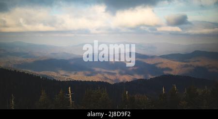 Le nuvole formano ombre sulle Great Smoky Mountains, come si vede dal Clingmans Dome, dal Great Smoky Mountains National Park, Tennessee/North Carolina. Foto Stock