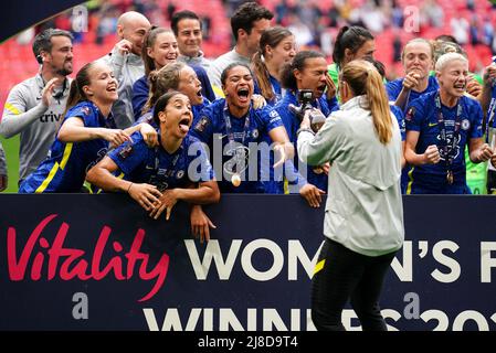 Sam Kerr di Chelsea (davanti a sinistra) e i compagni di squadra festeggiano dopo la finale della Coppa fa delle Donne Vitality al Wembley Stadium di Londra. Data foto: Domenica 15 maggio 2022. Foto Stock