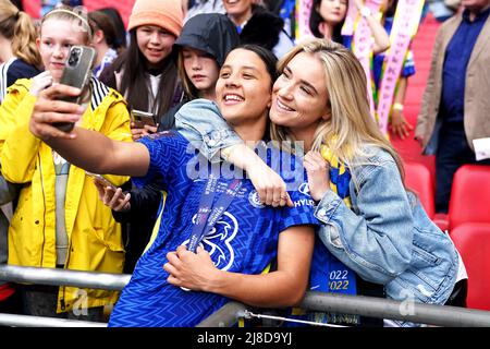 Sam Kerr di Chelsea (a sinistra) si pone con Kristie Mewis, la ragazza del Gotham FC, dopo la vittoria nella finale della Coppa fa femminile di Vitality al Wembley Stadium di Londra. Data foto: Domenica 15 maggio 2022. Foto Stock