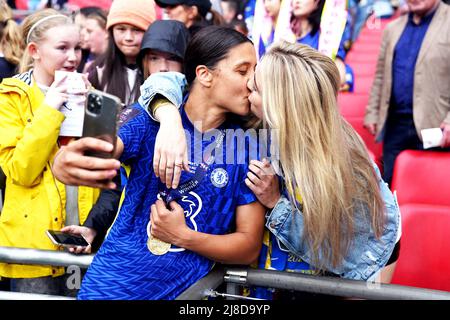 Sam Kerr di Chelsea (a sinistra) si pone con Kristie Mewis, la ragazza del Gotham FC, dopo la vittoria nella finale della Coppa fa femminile di Vitality al Wembley Stadium di Londra. Data foto: Domenica 15 maggio 2022. Foto Stock