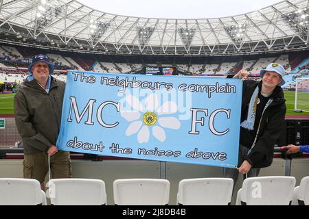 Londra, Inghilterra, 15th maggio 2022. I tifosi di Manchester City con una bandiera riguardante il Manchester United durante la partita della Premier League al London Stadium, Londra. Il credito d'immagine dovrebbe leggere: Kieran Cleeves / Sportimage Credit: Sportimage/Alamy Live News Foto Stock