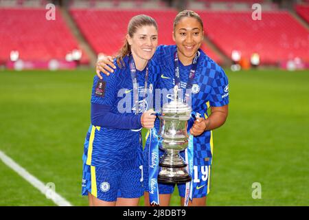 Lauren James di Chelsea (a destra) e Maren Mjelde festeggiano con il trofeo dopo la vittoria nella finale della Coppa delle Donne Vitality al Wembley Stadium di Londra. Data foto: Domenica 15 maggio 2022. Foto Stock