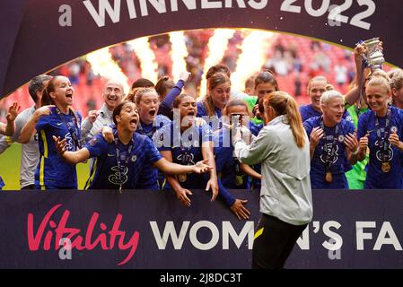 Sam Kerr di Chelsea (davanti a sinistra) e i compagni di squadra festeggiano dopo la finale della Coppa fa delle Donne Vitality al Wembley Stadium di Londra. Data foto: Domenica 15 maggio 2022. Foto Stock