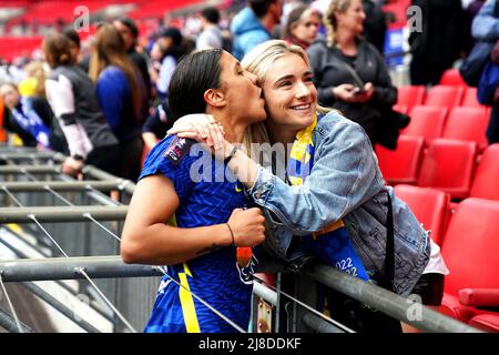 Sam Kerr di Chelsea (a sinistra) si pone con Kristie Mewis, la ragazza del Gotham FC, dopo la vittoria nella finale della Coppa fa femminile di Vitality al Wembley Stadium di Londra. Data foto: Domenica 15 maggio 2022. Foto Stock