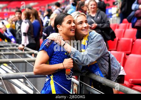 Sam Kerr di Chelsea (a sinistra) si pone con Kristie Mewis, la ragazza del Gotham FC, dopo la vittoria nella finale della Coppa fa femminile di Vitality al Wembley Stadium di Londra. Data foto: Domenica 15 maggio 2022. Foto Stock