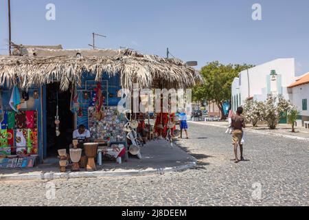 Negozio tradizionale che vende souvenir in una strada a Palmeira, SAL, Isole di Capo Verde, Africa Foto Stock