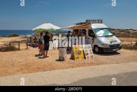 Ayia Napa, Cipro - 27 maggio 2021: La gente visita il negozio di caffè mobile vicino a Capo Greco. Capo Greco, o Capo Greco, è un promontorio nella parte sud-orientale Foto Stock