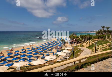 Ayia Napa, Cipro - 29 maggio 2021: La gente visita la famosa spiaggia Glyki Nero. Ayia Napa è una località turistica all'estremità orientale della costa meridionale di Foto Stock