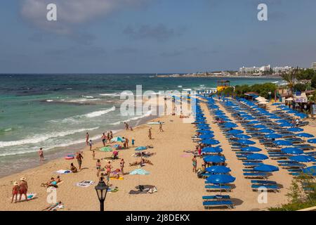 Ayia Napa, Cipro - 29 maggio 2021: La gente visita la famosa spiaggia Glyki Nero. Ayia Napa è una località turistica all'estremità orientale della costa meridionale di Foto Stock