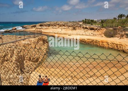 Ayia Napa, Cipro - 29 maggio 2021: La gente visita Wild Beach. Ayia Napa è una località turistica all'estremità orientale della costa meridionale di Cipro. Foto Stock