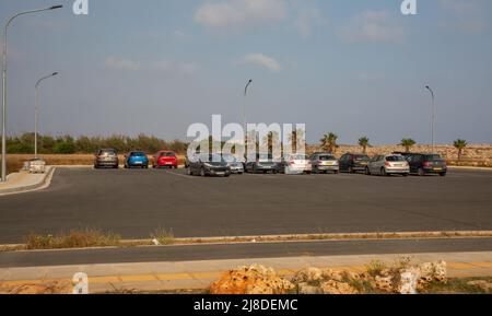 Ayia Napa, Cipro - 27 maggio 2021: Parcheggio auto in spiaggia area resort. Ayia Napa è una località turistica all'estremità orientale della costa meridionale di Foto Stock