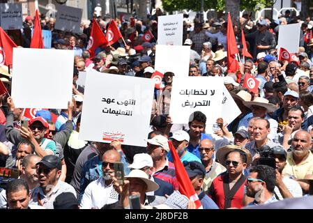 Tunisi, Tunisia. 15th maggio 2022. I manifestanti si riuniscono tenendo cartelli e bandiere turche durante la manifestazione contro il presidente Kais Saied. Il presidente tunisino Kais Saied ha improvvisamente sospeso il sistema misto presidenziale-parlamentare sancito dalla costituzione tunisina del 2014, un compromesso duramente conquistato tra campi ideologici rivali che è stato raggiunto tre anni dopo una rivolta che ha rovesciato il dittatore Zine El Abidine ben Ali. Credit: SOPA Images Limited/Alamy Live News Foto Stock