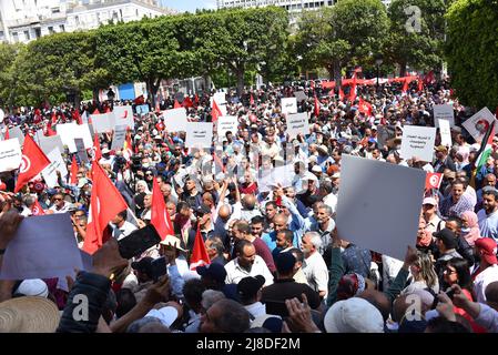 Tunisi, Tunisia. 15th maggio 2022. I manifestanti si riuniscono tenendo cartelli e bandiere turche durante la manifestazione contro il presidente Kais Saied. Il presidente tunisino Kais Saied ha improvvisamente sospeso il sistema misto presidenziale-parlamentare sancito dalla costituzione tunisina del 2014, un compromesso duramente conquistato tra campi ideologici rivali che è stato raggiunto tre anni dopo una rivolta che ha rovesciato il dittatore Zine El Abidine ben Ali. Credit: SOPA Images Limited/Alamy Live News Foto Stock