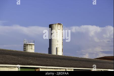 Dettaglio di serbatoi in una vecchia fabbrica, industria Foto Stock