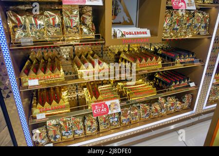 Larnaca, Cipro - 31 maggio 2021: Stalla di cioccolato Toblerone nel negozio duty free dell'Aeroporto Internazionale di Larnaca. Toblerone è un marchio svizzero di cioccolato pro Foto Stock