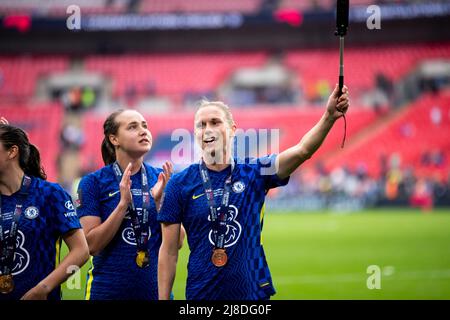 Londra, Regno Unito. 15th maggio 2022. Alsu Abdullina (27 Chelsea) e Jonna Andersson (25 Chelsea) dopo aver vinto la partita finale della Vitality Womens fa Cup tra Manchester City e Chelsea al Wembley Stadium di Londra, Inghilterra. Liam Asman/SPP Credit: SPP Sport Press Photo. /Alamy Live News Foto Stock