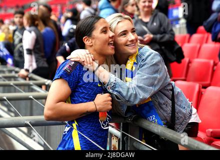 Sam Kerr di Chelsea (a sinistra) si pone con Kristie Mewis, la ragazza del Gotham FC, dopo la vittoria nella finale della Coppa fa femminile di Vitality al Wembley Stadium di Londra. Data foto: Domenica 15 maggio 2022. Foto Stock