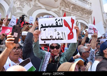 Tunisi, Tunisia. 15th maggio 2022. Un manifestante tiene un cartello che esprime la sua opinione durante la manifestazione contro il presidente Kais Saied. Il presidente tunisino Kais Saied ha improvvisamente sospeso il sistema misto presidenziale-parlamentare sancito dalla costituzione tunisina del 2014, un compromesso duramente conquistato tra campi ideologici rivali che è stato raggiunto tre anni dopo una rivolta che ha rovesciato il dittatore Zine El Abidine ben Ali. (Foto di Jdidi Wassim/SOPA Images/Sipa USA) Credit: Sipa USA/Alamy Live News Foto Stock