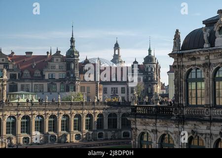 Vista dallo Zwinger al castello e alla chiesa Frauenkirche di giorno nella città di Dresda. Foto Stock