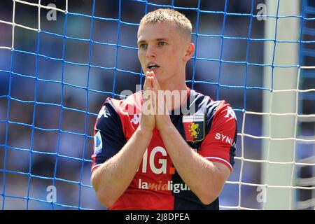 Napoli, Italia. 15th maggio 2022. Albert Gudmundsson giocatore di Genova, durante la partita della Serie Italiana A tra Napoli e Genova risultato finale, Napoli 3, Genova 0, partita disputata allo stadio Diego Armando Maradona. Napoli, Italia, 15 maggio 2022. (Foto di Vincenzo Izzo/Sipa USA) Credit: Sipa USA/Alamy Live News Foto Stock