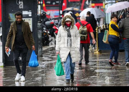 Londra, Regno Unito. 11th maggio 2022. Una donna è vista indossare un cappotto con un cappuccio in una giornata bagnata a Londra. (Foto di Dinendra Haria /SOPA Images/Sipa USA) Credit: Sipa USA/Alamy Live News Foto Stock