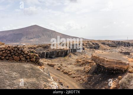 La città stratificata di Lanzarote, un'area vulcanica con formazioni rocciose geologiche, Isole Canarie, Spagna Foto Stock