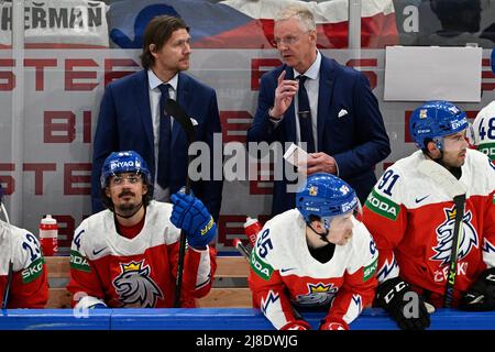 Tampere, Finlandia. 15th maggio 2022. Il capo allenatore della squadra ceca Kari Jalonen, Right, e il suo assistente Martin erat al banco durante il Campionato Mondiale di Hockey su ghiaccio IIHF 2022, il Gruppo B partita Repubblica Ceca contro Svezia, il 15 maggio 2022, a Tampere, Finlandia. Credit: Michal Kamaryt/CTK Photo/Alamy Live News Foto Stock