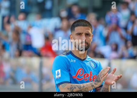 Napoli, Campania, Italia. 15th maggio 2022. Il calciatore Lorenzo Insigne saluta al pubblico napoletano perché è la sua ultima partita a Napoli, dalla prossima stagione giocherà in America nella squadra di Toronto.durante la Serie Italiana A Football Match SSC Napoli vs FC Genova il 14 maggio, 2022 allo stadio Diego Armando Maradona di Napoli.in foto: (Credit Image: © Fabio Sasso/ZUMA Press Wire) Foto Stock