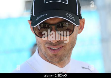 Germania, Berlino, 15 maggio 2022. Edoardo Mortara in griglia. Nyck de Vries, Team Mercedes-EQ vince il Round 8 del Campionato FIA di Formula e ABB 2021/22. Edoardo Mortara del Team ROKIT Venturi Racing conquista il secondo posto e Stoffel Vandoorne del Team Mercedes-EQ conquista il terzo posto. La Shell Recharge Berlin e-Prix 2022 sarà a Berlino il 14th e 15th maggio 2022 con una doppia gara per l'ottava volta. La serie di corse elettriche 2021/2022 si svolgerà presso l'ex aeroporto Tempelhof. Foto Stock