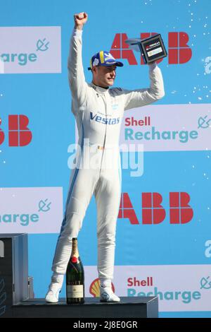 Germania, Berlino, 15 maggio 2022. Stoffel Vandoorne alla cerimonia di premiazione. Nyck de Vries, Team Mercedes-EQ vince il Round 8 del Campionato FIA di Formula e ABB 2021/22. Edoardo Mortara del Team ROKIT Venturi Racing conquista il secondo posto e Stoffel Vandoorne del Team Mercedes-EQ conquista il terzo posto. La Shell Recharge Berlin e-Prix 2022 sarà a Berlino il 14th e 15th maggio 2022 con una doppia gara per l'ottava volta. La serie di corse elettriche 2021/2022 si svolgerà presso l'ex aeroporto Tempelhof. Foto Stock