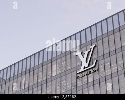 Parigi, Francia. Maggio 2, 2022. Solo per uso editoriale, 3D CGI. Logo Louis Vuitton Signage sulla parte superiore dell'edificio in vetro. Direttore dell'ufficio della multinazionale della Moda Foto Stock