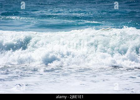 Onde potenti sulla spiaggia dell'isola di Lanzarote, Oceano Atlantico, Isole Canarie in Spagna Foto Stock