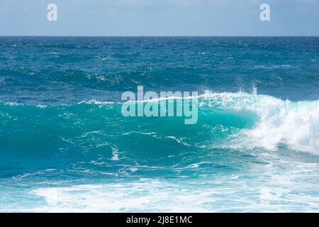 Onde potenti sulla spiaggia dell'isola di Lanzarote, Oceano Atlantico, Isole Canarie in Spagna Foto Stock