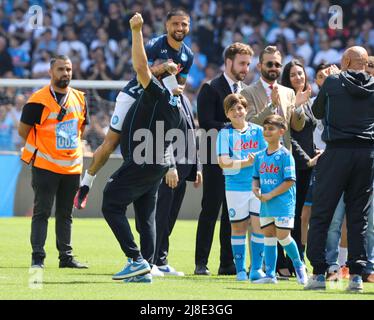 Napoli, Campania, Italia. 15th maggio 2022. Il calciatore Lorenzo Insigne saluta al pubblico napoletano perché è la sua ultima partita a Napoli, dalla prossima stagione giocherà in America nella squadra di Toronto.durante la Serie Italiana A Football Match SSC Napoli vs FC Genova il 14 maggio, 2022 allo stadio Diego Armando Maradona di Napoli.in foto: (Credit Image: © Fabio Sasso/ZUMA Press Wire) Foto Stock